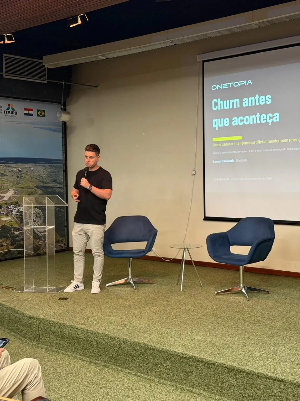 Leandro Krukoski durante a palestra sobre churn e LTV no IEP, em Curitiba